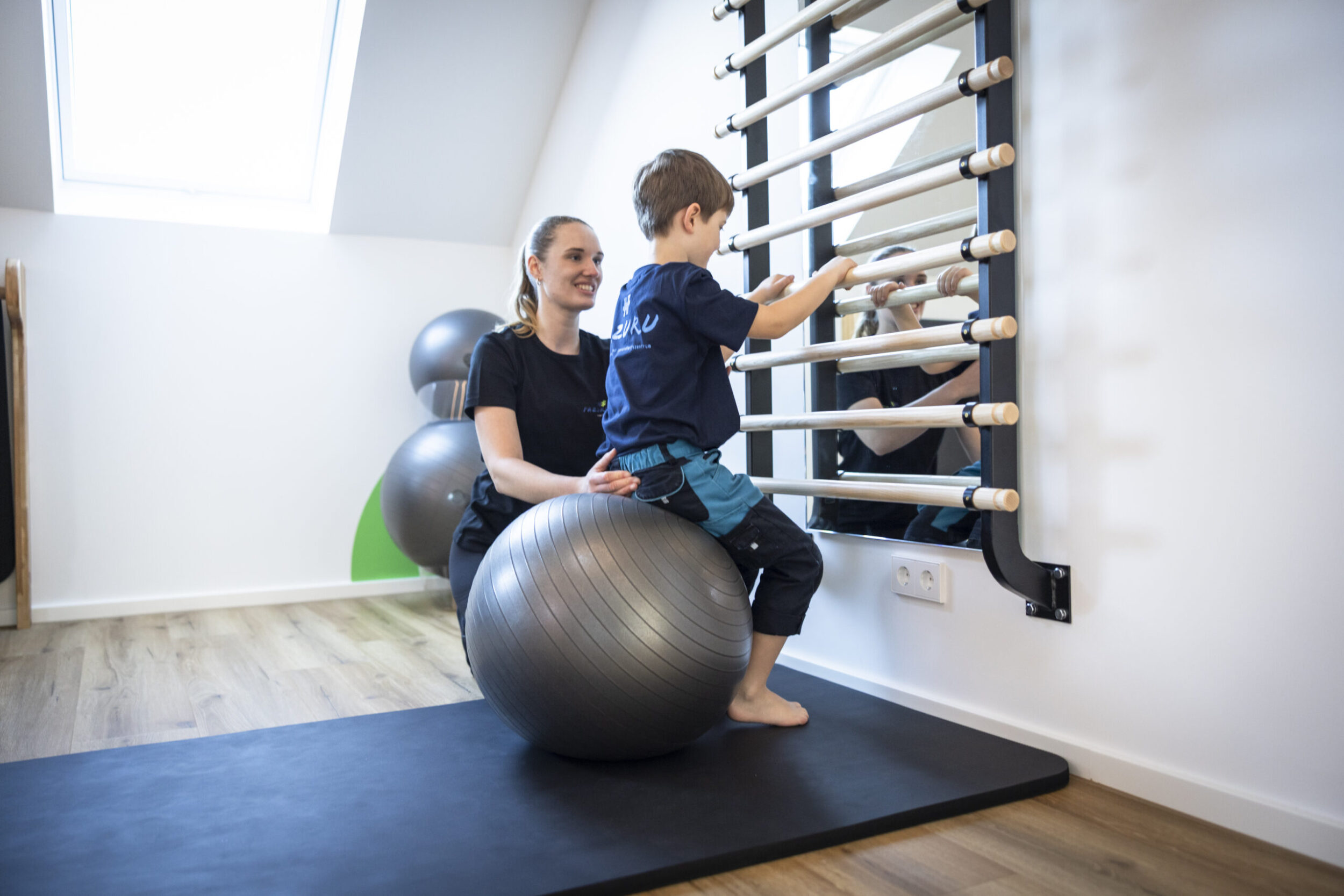 PAZURU Med_Physiotherapie_Kinder_Bobath-Therapie_07_Solingen