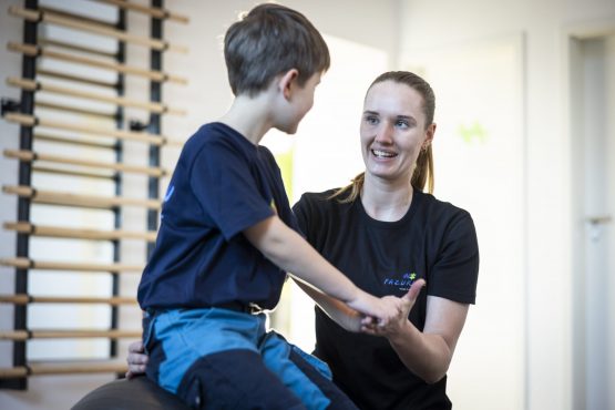 PAZURU Med_Physiotherapie_Kinder_Bobath-Therapie_05_Solingen