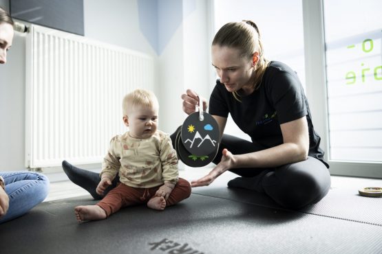 PAZURU Med_Physiotherapie_Kinder_Bobath-Therapie_04_Solingen
