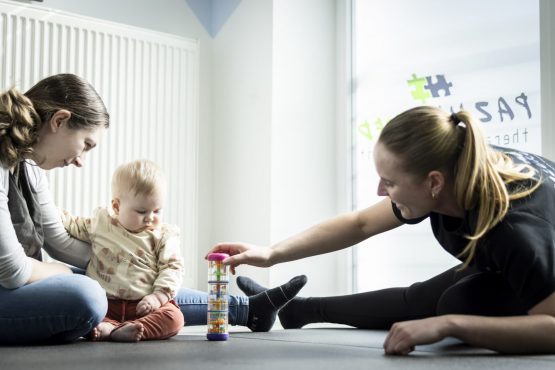 PAZURU Med_Physiotherapie_Kinder_Bobath-Therapie_02_Solingen